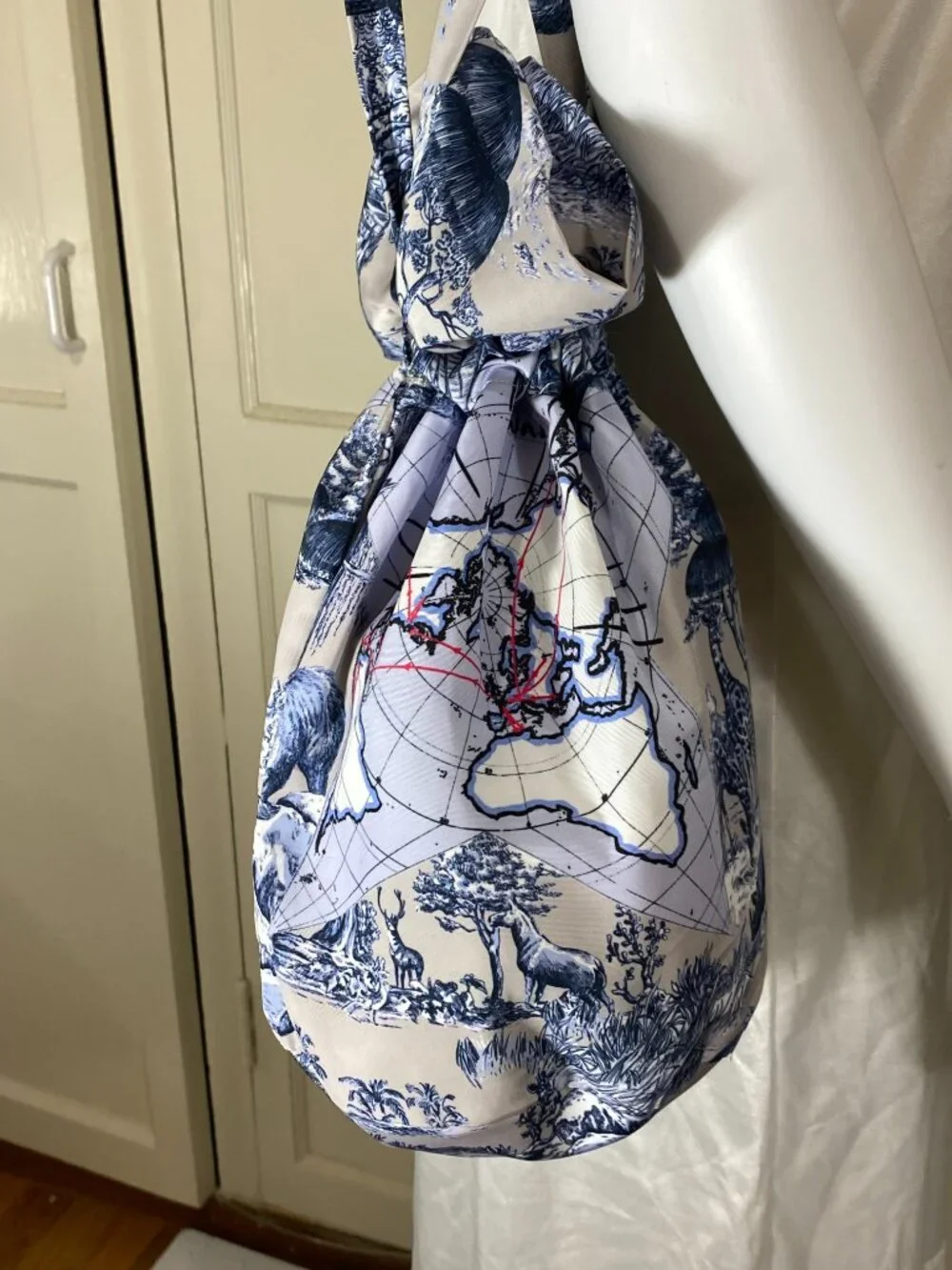 CHRISTIAN DIOR Beauty Around The World Drawstring Large Pouch 12